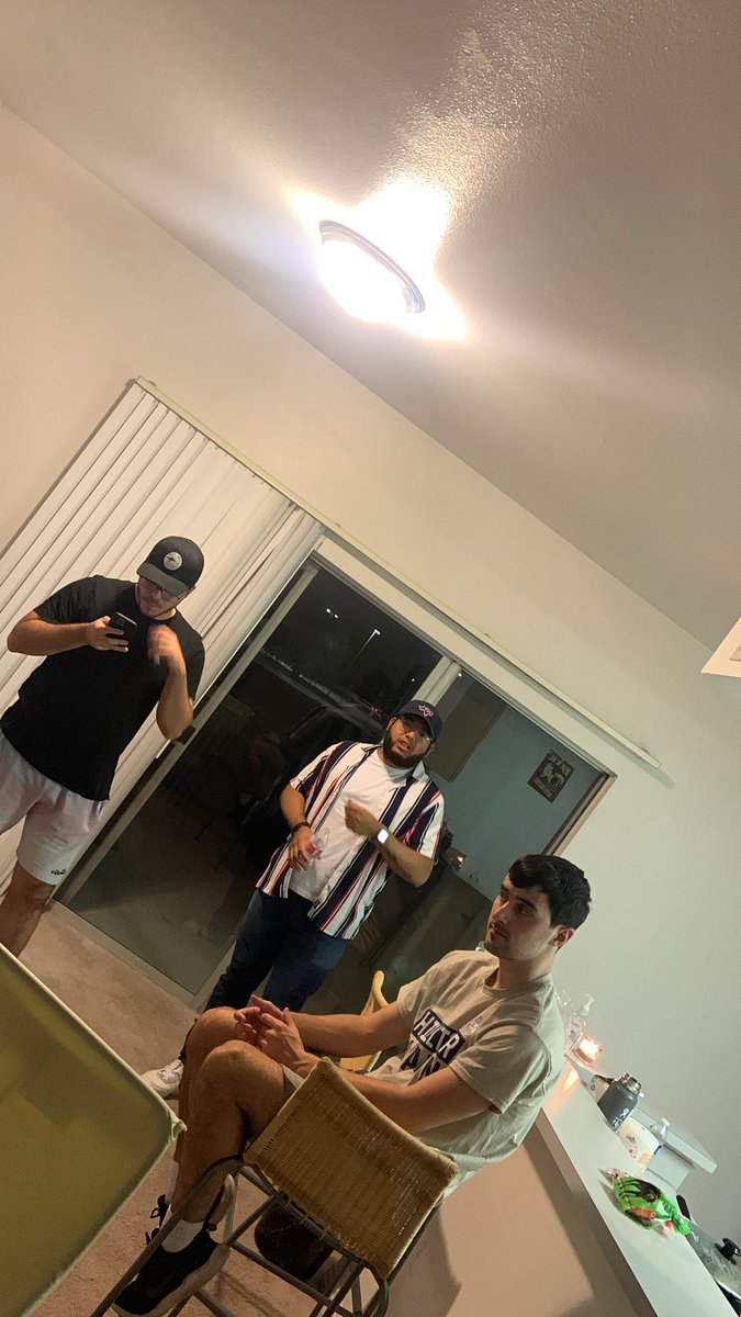 JVanityLV's tweet image. We back W/SEU White for the Alumni tournament! @Nate8oh6 @COMBATGG @Reality_LV 
Twitch.tv/codvanity