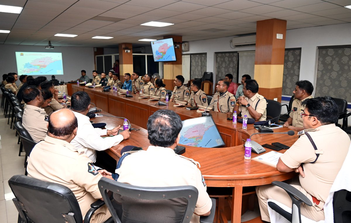 vizagcitypolice's tweet photo. మాడ్యుల్ ట్రైనింగ్ లో భాగముగా 22 మంది ట్రైనింగ్ ఐ.పి.ఎస్ లు నగరానికి విచ్చేయగా నగర పోలీసు కమిషనర్ డా. సి.యం. త్రివిక్రమ వర్మ ఐ.పి.ఎస్ గారు నగర ప్రాముఖ్యతను, నగరంలో ముఖ్యమైన పోలీసు విధులను, ఇతర అంశాలను వివరించి వారి సందేహాలను నివృత్తి చేశారు. @APPOLICE100 @dgpapofficial https://t.co/yAohEAjLGP