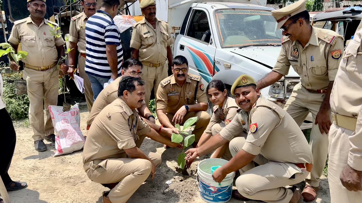 cop_anirudha's tweet photo. आज मेरा ऑफिस प्रांगण हरित हो गया ,बच्चों ने खूब मन से वृक्षारोपण किया 🪴🌴🌱🌳 https://t.co/Du41oHwRHi