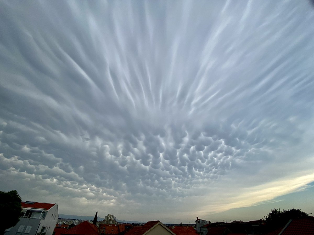 Rob_Sluijter's tweet photo. #onweer in aantocht. Mammatus aan de voorzijde onder het aambeeld. Vanuit #Zader in #Kroatie. https://t.co/GZEYM34zSj