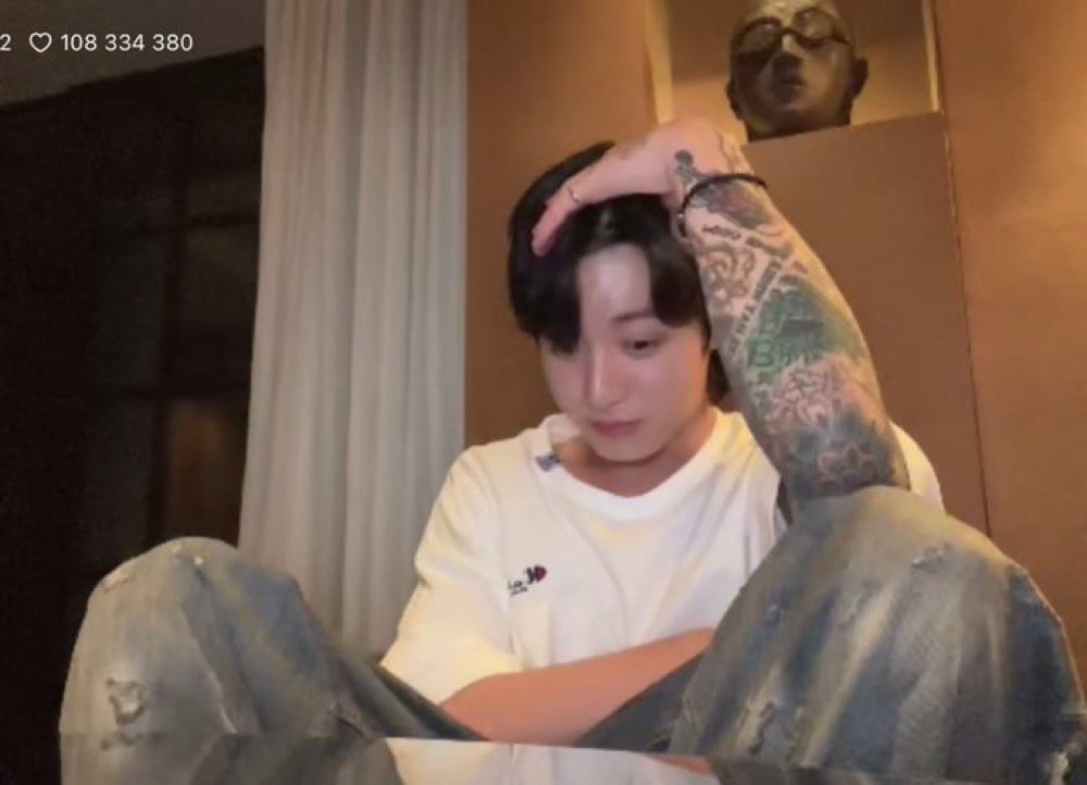taekenbyjin's tweet photo. everyone who saw jk in london last night is saying the same thing as everyone who saw him in nyc including myself he DOES NOT look like pictures and videos he’s PRETTIER irl i’m going to rip my eyelashes out how to EXPLAIN https://t.co/9l3QFlgbex