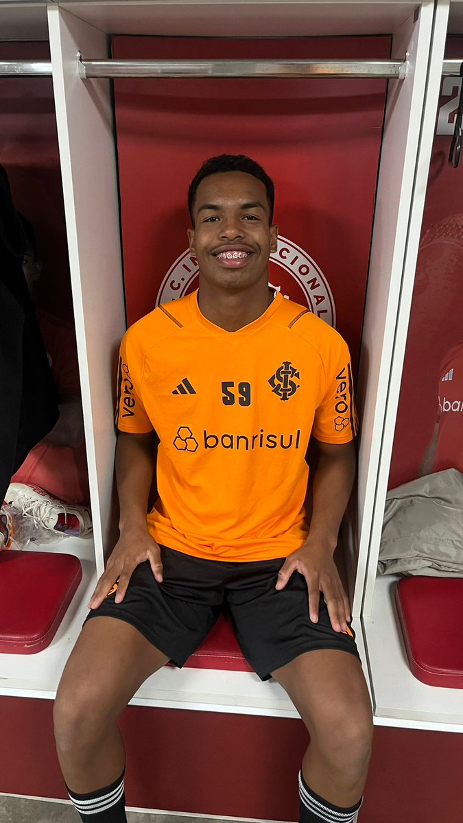 Esley_Reis's tweet photo. Obrigado Deus por cada oportunidade e experiência, primeiro treino no profissional 🙌🏾❤️ https://t.co/dDVUAQr6sK