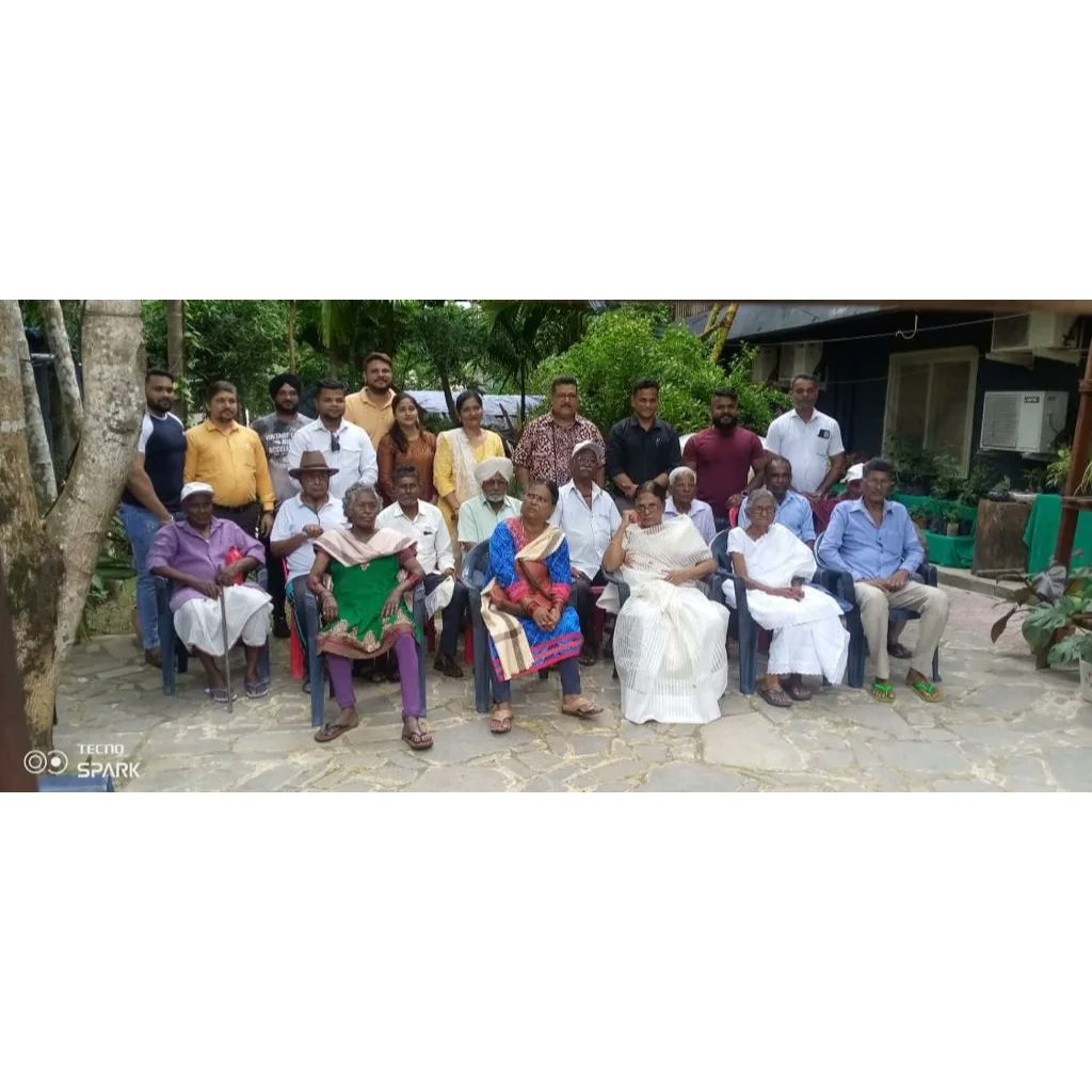 BlairGuru's tweet photo. Team PBGKR along with #Bageecha arranged an Outing For the Elderly of Ferrargunj Old age Home and Ulhaas. 

The smiles and laughter shared with them can’t be expressed in words. https://t.co/i3YzXJScST