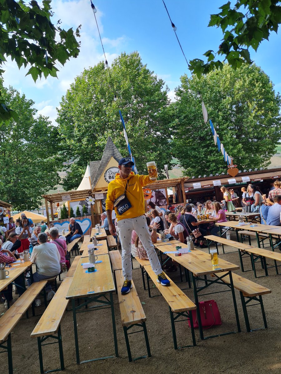 OliverSKBerlin's tweet photo. Prösterchen und c😎😎len Abend Euch Lieben vom #SummerOpenAirFestival #SunsetCamp #Zollamt #Oktoberfest #BingenRhein 🍻🥨🥳🕺💃😘😎👇 https://t.co/K7oQ9mA7xf