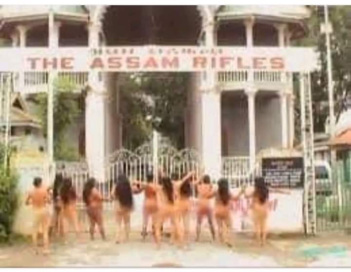 लेख बड़ा हैं लेकिन मणिपुर समस्या की जड़ें जानने की इच्छा है तो पढ़ें 👇

वो लोग जो मणिपुर का रास्ता नहीं जानते। पूर्वोत्तर के राज्यों की राजधानी शायद जानते हो लेकिन कोई दूसरे शहर का नाम तक नहीं बता सकते उनके ज्ञान वर्धन के लिए बता दूं