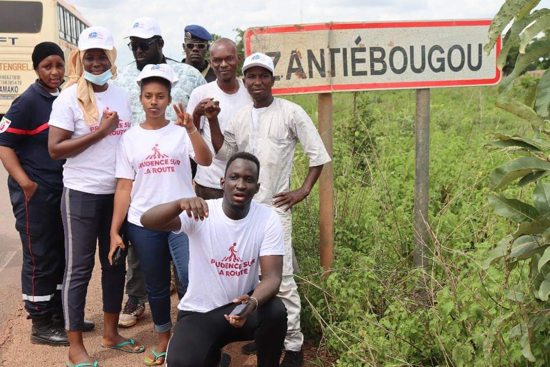 Youba_TRA's tweet photo. #Caravanedesensibilisationàlasécuritéroutièrebougouni2023 étape 📍 Bougouni / 22 juillet 2023 . 

En images 📸 sensibilisation à la sécurité routière dans la  commune de Zantiebougou. https://t.co/Z8AckX4YLG