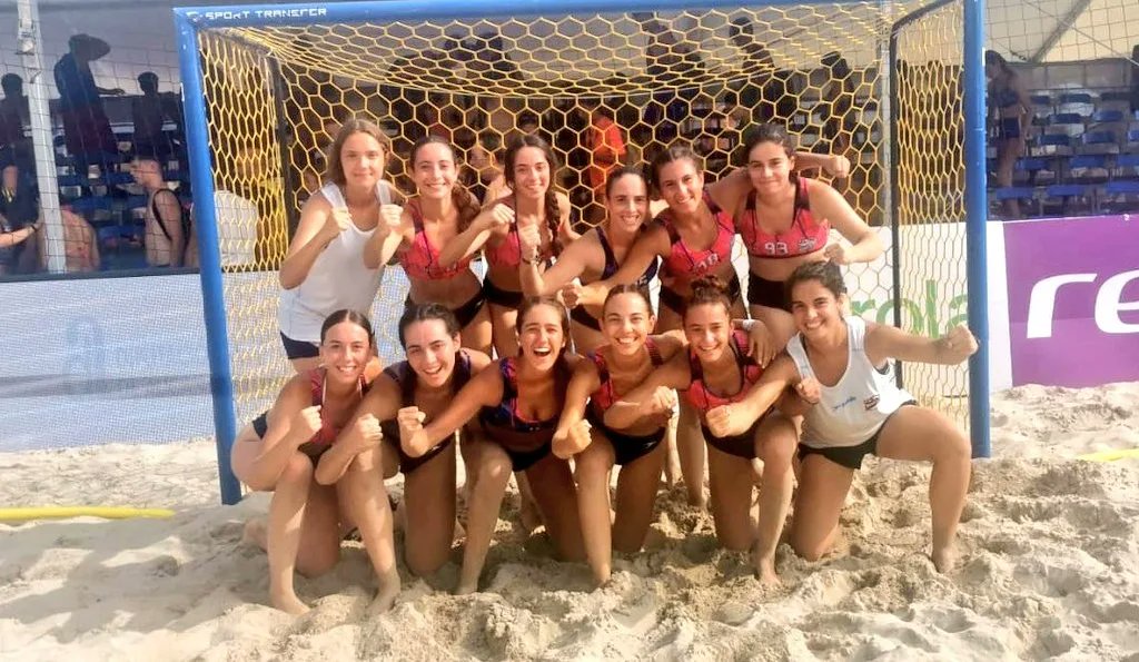 balonmanomarni's tweet photo. 🤾‍♂️ Arena 1000 Orihuela
🏖️ Playa Cala Bosque - La Zenia
📊 @LUDbmmarni Juvenil femenino
🎙Partido ganado ante Bm. Playa Sese 2-1 que nos clasifica para cuartos de final 🏆
@C_E_Marni @comunitatesport @FTA_CV @Fbmcv @dipvalencia  @PolideportivoCV @Nostresport
@dbSportpress
🔵🐸🔴 https://t.co/NfmdASWMLI