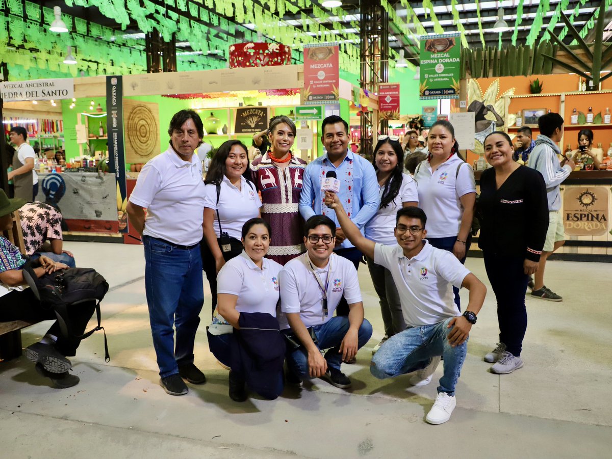 CORTVNoticias's tweet photo. El equipo de #CORTVNoticias realizó una transmisión especial desde la Feria del Mezcal en el Centro Cultural y de Convenciones. 🙌🏼🤩 https://t.co/VEOPiFEuj7