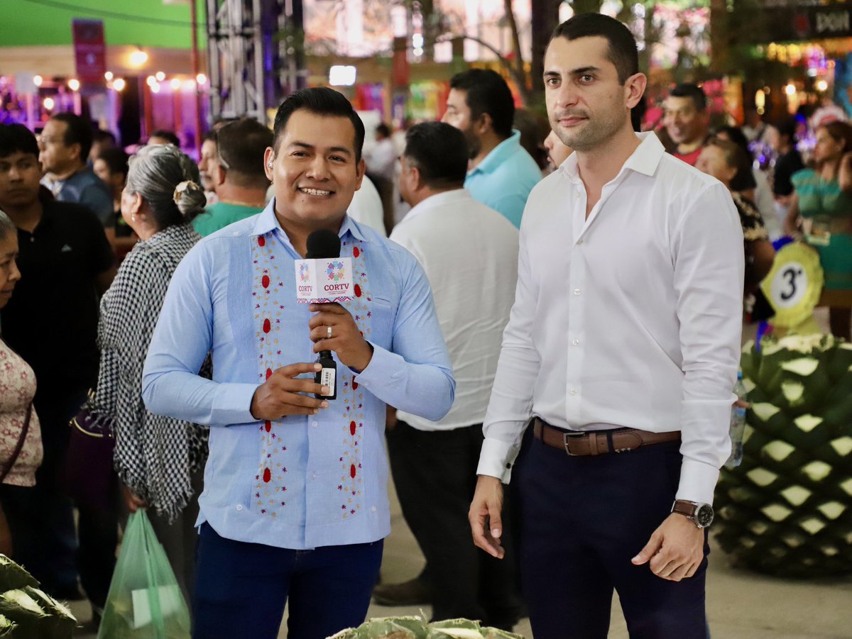 CORTVNoticias's tweet photo. El equipo de #CORTVNoticias realizó una transmisión especial desde la Feria del Mezcal en el Centro Cultural y de Convenciones. 🙌🏼🤩 https://t.co/VEOPiFEuj7