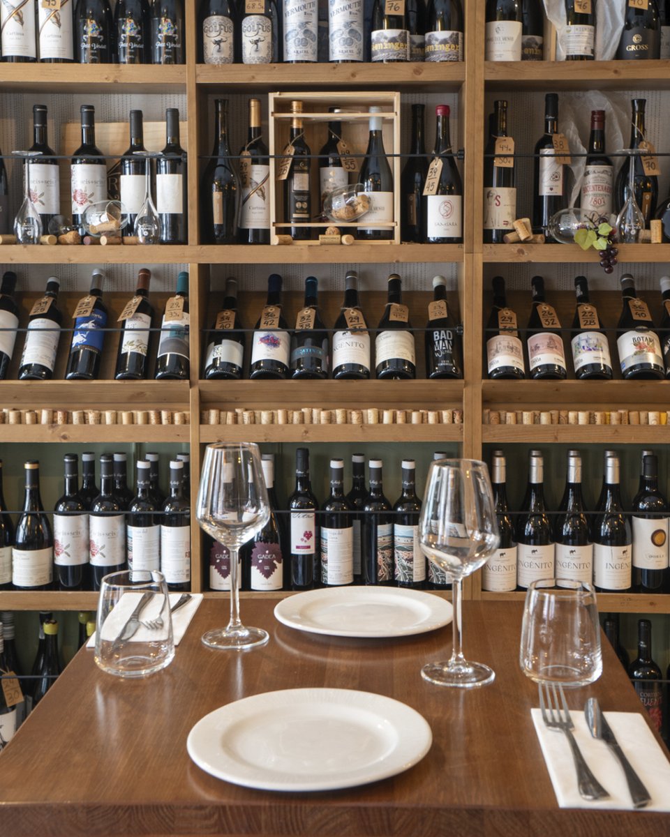 Sumérgete en los sabores de nuestros vinos ¿Quieres descubrir las joyas vinícolas más exclusivas de Málaga? 

📱Reservas: +34 689 586 795 / + 34 951 539 044
📍c / Álamos 8, Málaga

#Málaga #wine #winelover #foodandwine #invinoveritas #vinoteca #vinosdemalaga