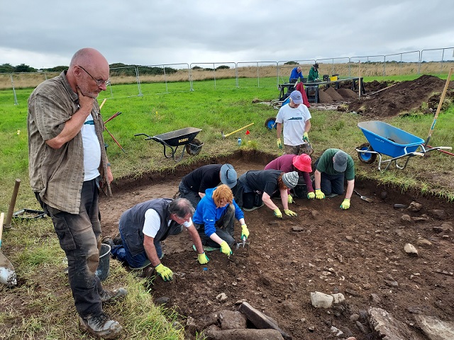 FingalHeritage's tweet image. Despite a grim start we were revived by cake-thanks Warren-and lots of interested visitors including Fin O'Carroll and her entourage. Planning ongoing in 5A with completion of topsoil removal in 5B onto stony surface. Small rest and we'll be back on Monday #diggingdrumanagh