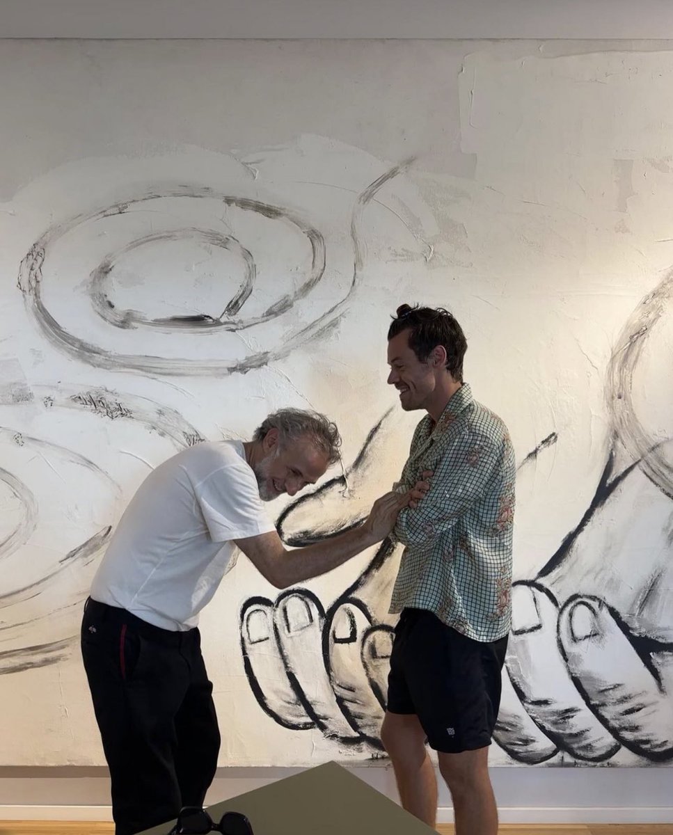 TheHarryNews's tweet photo. Harry with Massimo Bottura in Italy recently! 
(Via massimobottura) https://t.co/08oq2rlFHP