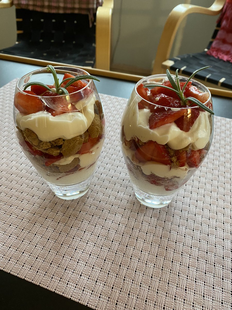 Oispa aina kesä ja tuoreet mansikat☀️Väiskin kesäherkut. Kesäterkut ystäville.