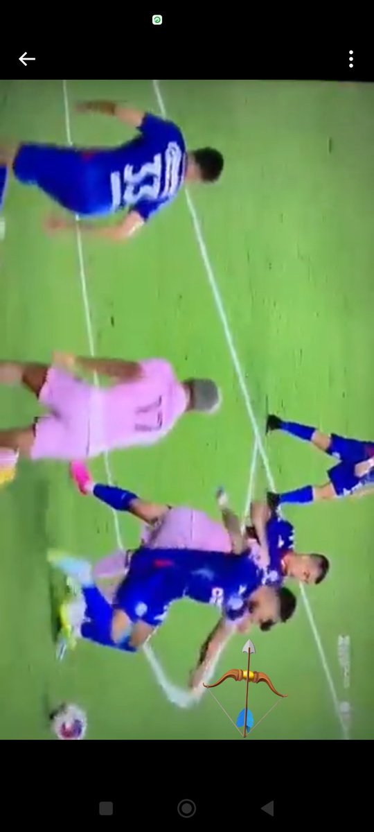 Mikeybsk's tweet photo. @AnthonyRM23 @_Lickz @Csalcedojr @LeaguesCup Justo la flecha señala el momento del golpe en la cara. Siguiendo como ejemplo el mismo video que subió el jugador. 
Vamos albañiles dejen de quejarse https://t.co/VFc0iye6Cz