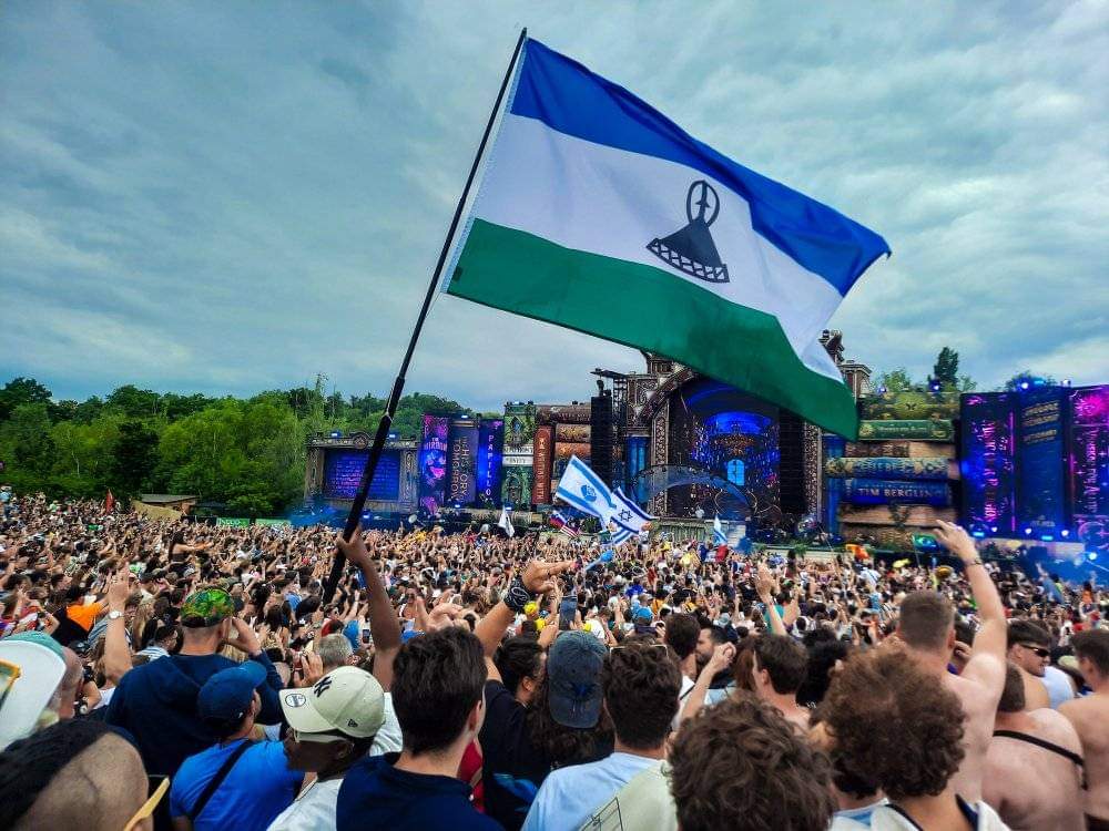 Chrisstheko's tweet photo. Great to see Lesotho flag at one of the biggest global music festivals @tomorrowland in Belgium🇱🇸🇱🇸🔥 S/O to Makalo Carlos
#Tomorrowland https://t.co/TDzFpN8gwy