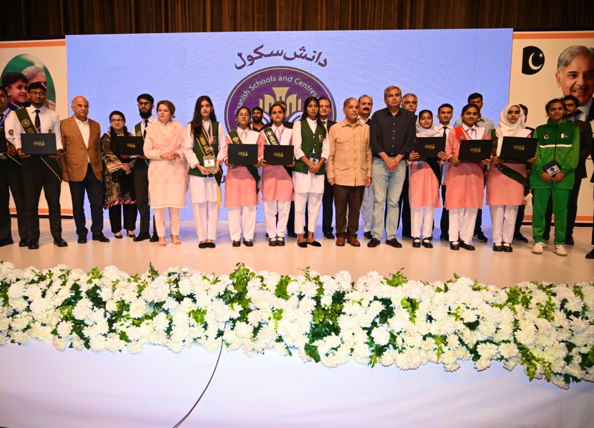 CMShehbaz's tweet image. جیسے ایک مالی کیلئے اپنے باغ کو ہرا بھرا اور پھل دار دیکھنے سے بڑھ کر اس دنیا میں کوئی خوشی نہیں، اسی طرح آج دانش اسکول کے ہونہار، باصلاحیت اور کامیاب طلباء و طالبات کو دیکھ کر دل فی الفور اپنے رب کے حضور سربسجود ہو کر اس کا شکر بجا لانے کو کیا. 

کڑی تنقید کے باوجود جس پودے کو…