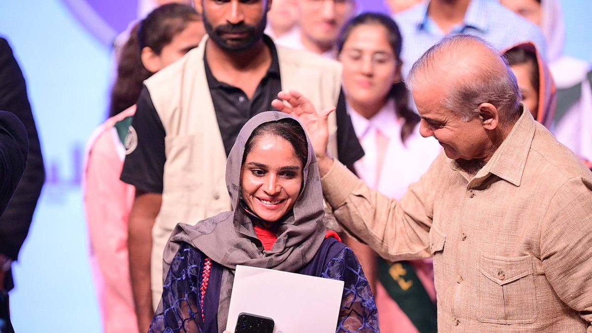 CMShehbaz's tweet image. جیسے ایک مالی کیلئے اپنے باغ کو ہرا بھرا اور پھل دار دیکھنے سے بڑھ کر اس دنیا میں کوئی خوشی نہیں، اسی طرح آج دانش اسکول کے ہونہار، باصلاحیت اور کامیاب طلباء و طالبات کو دیکھ کر دل فی الفور اپنے رب کے حضور سربسجود ہو کر اس کا شکر بجا لانے کو کیا. 

کڑی تنقید کے باوجود جس پودے کو…