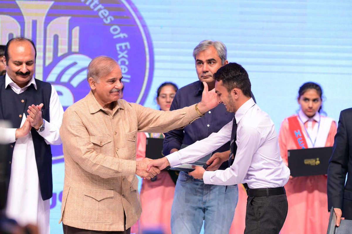 CMShehbaz's tweet image. جیسے ایک مالی کیلئے اپنے باغ کو ہرا بھرا اور پھل دار دیکھنے سے بڑھ کر اس دنیا میں کوئی خوشی نہیں، اسی طرح آج دانش اسکول کے ہونہار، باصلاحیت اور کامیاب طلباء و طالبات کو دیکھ کر دل فی الفور اپنے رب کے حضور سربسجود ہو کر اس کا شکر بجا لانے کو کیا. 

کڑی تنقید کے باوجود جس پودے کو…