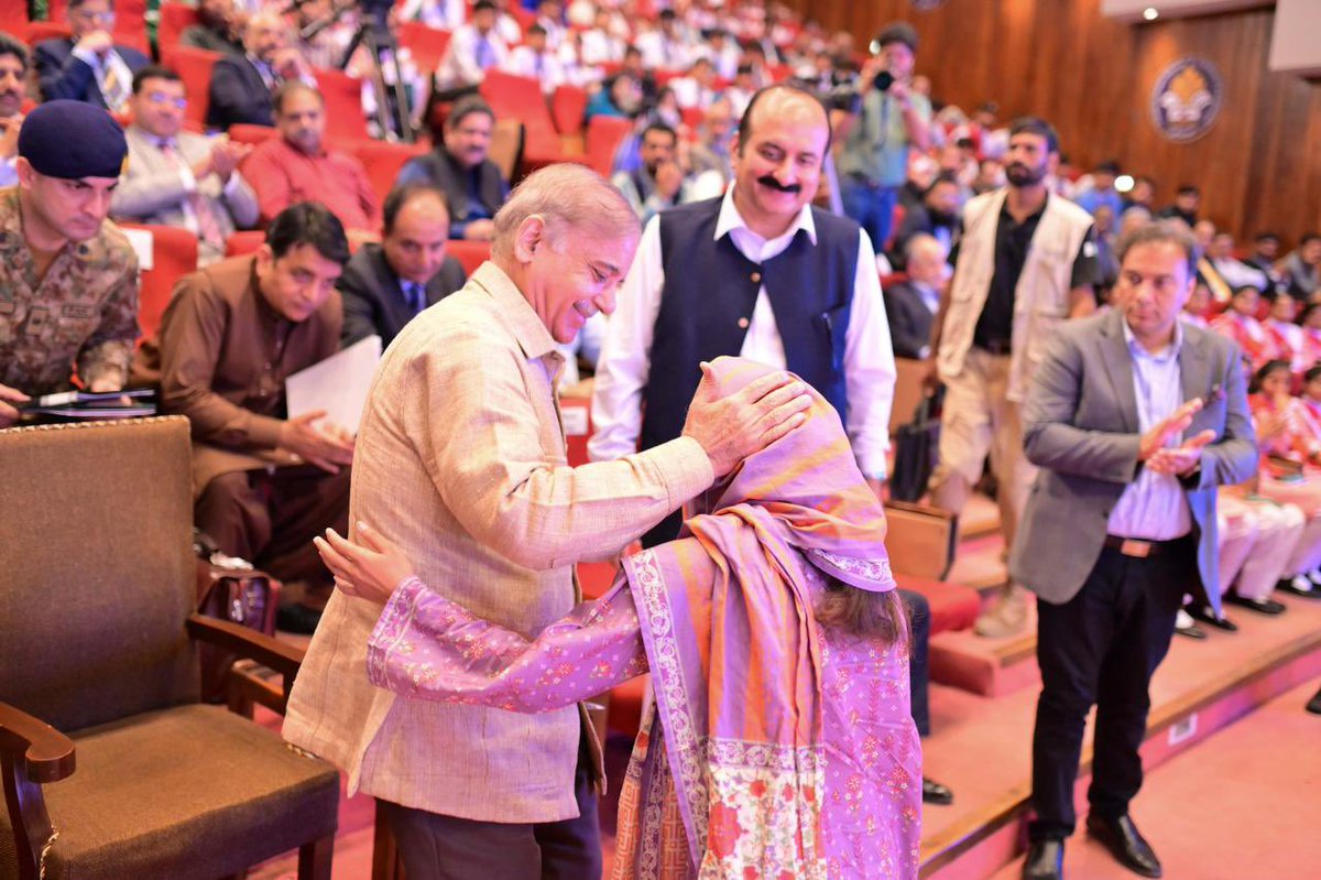 CMShehbaz's tweet image. جیسے ایک مالی کیلئے اپنے باغ کو ہرا بھرا اور پھل دار دیکھنے سے بڑھ کر اس دنیا میں کوئی خوشی نہیں، اسی طرح آج دانش اسکول کے ہونہار، باصلاحیت اور کامیاب طلباء و طالبات کو دیکھ کر دل فی الفور اپنے رب کے حضور سربسجود ہو کر اس کا شکر بجا لانے کو کیا. 

کڑی تنقید کے باوجود جس پودے کو…