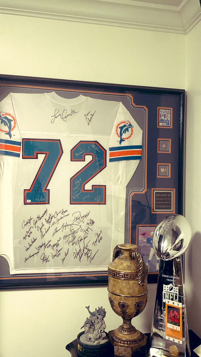 Whole jersey signed by the full 1972-73 #MiamiDolphins perfect season team. 🐬💪🏾👌😤
#FinsUp #PerfectSeason #Dolphins #NFL #NFLTwitter