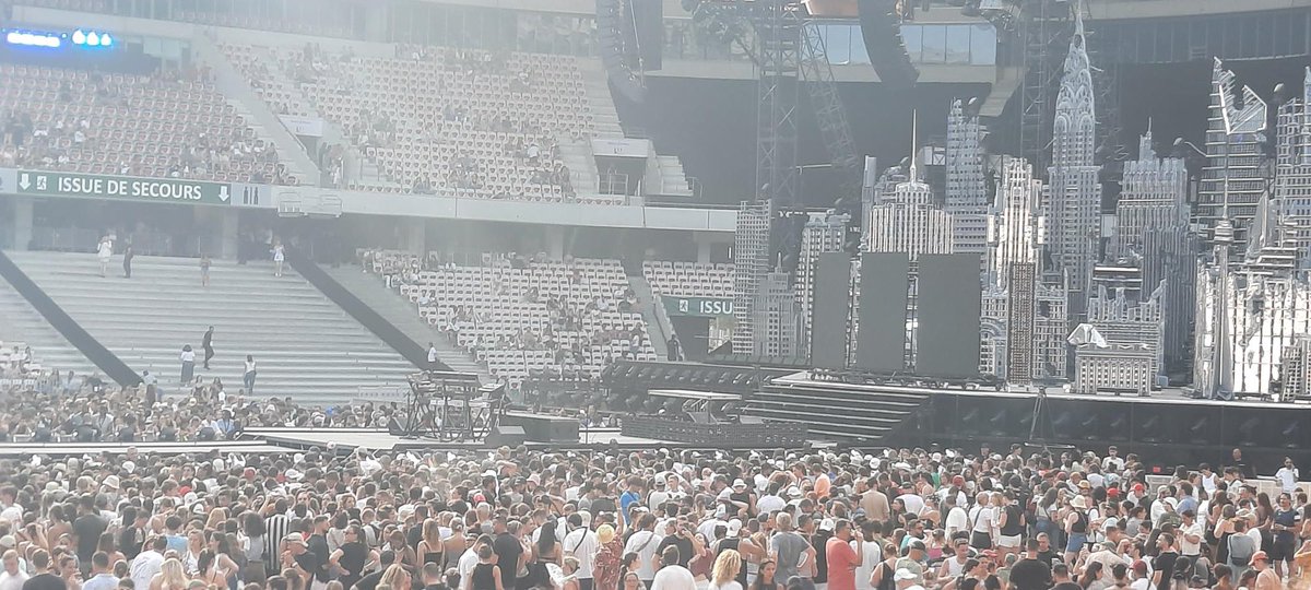 iciazur's tweet photo. @AllianzArena_ @theweeknd @LivenationFR La pelouse de l’@AllianzRiviera se remplit ! #TheWeekndNice @theweeknd @LivenationFR https://t.co/yTjdtSNs5d