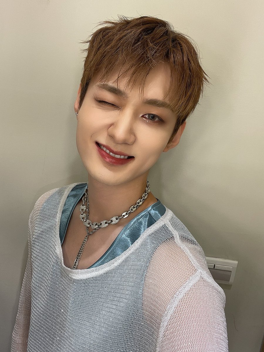 by_verivery's tweet photo. [#용승]       

대만 공연까지 하얗게 불태웠다🔥
역시 더운 여름은 베러랑
이열치열 무대하기가 짱이구만✨

#YONGSEUNG #베리베리 #VERIVERY https://t.co/JRA2cA5ahp