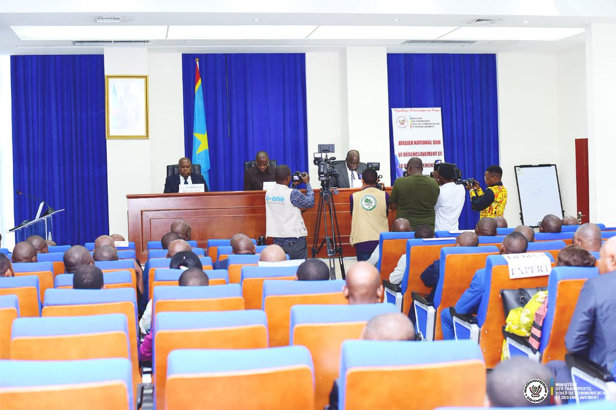 *RDC-TRANSPORTS*
Le ministre des transports, Voies de communication et désenclavement Son Excellence Maître Marc Ekila Likombo à ouvert aujourd'hui ; *l'atelier national sur le désenclavement et le développement des territoires de la RDC au salon bleu de l'immeuble intelligent.