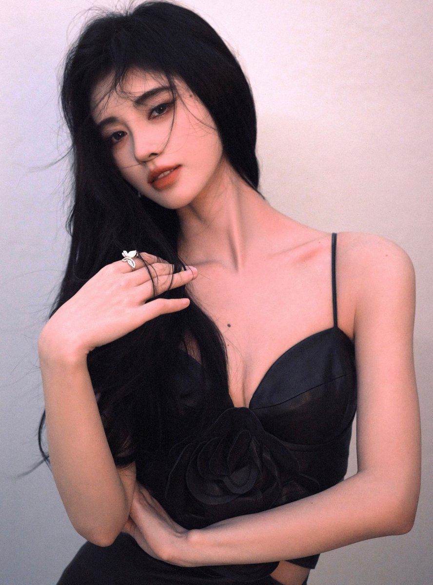 黑色榨精系鞠妈归来，露沟小吊带，暗黑妆，再配上下目线美腿踩踏盯榨，踩我踩我🥵 https://t.co/GUVYEnFNll