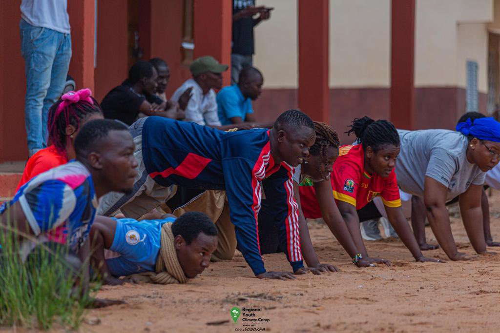 adamagabdou's tweet photo. Qui dit camp , dit réveil matinal .
Pour être en forme , nos campeurs s’adonnent à une activité sportive chaque matin .
Un esprit sain dans un corps sain afin d’avoir des solutions durables pour le climat , c’est aussi ça le RYCC 
Nous sommes à Bonou♥️
Nous sommes pour le climat https://t.co/SyLGbKMiAL