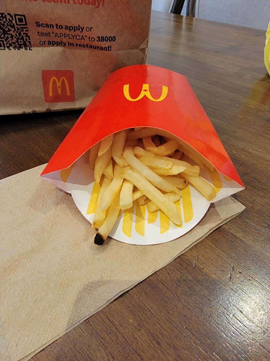 LKB84's tweet photo. @McDonaldsCanada So today i try another location than usual. They told me to wait for my food because the fries are going to take a bit longer. 3 other cars all waiting. My large fries looks like someone made a medium and dumped it in a large. Have some standards plz!! https://t.co/LECEaYRtKt