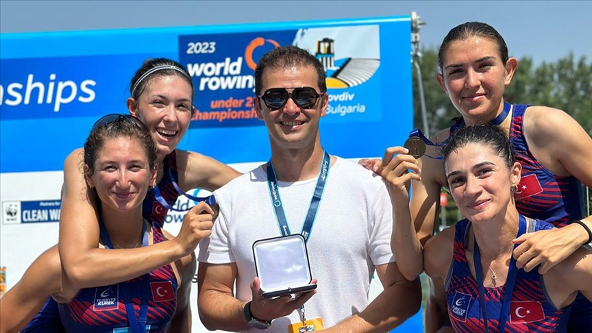 🇹🇷🚣 Milli kürekçiler, 23 Yaş Altı Dünya Şampiyonası'nda 2 madalya kazandı 

🥈Hafif Kilo İki Tek ekibi: Simla Suay Alıncı, Irmak Fertuğ

🥉Hafif Kilo Dört Çifte ekibi: Ebru Akınal, Deniznur Serra Baykara, Nisan İpar, Eda Erkan
v.aa.com.tr/2951869

<a href="/TurkiyeKurek/">Türkiye Kürek Federasyonu</a>