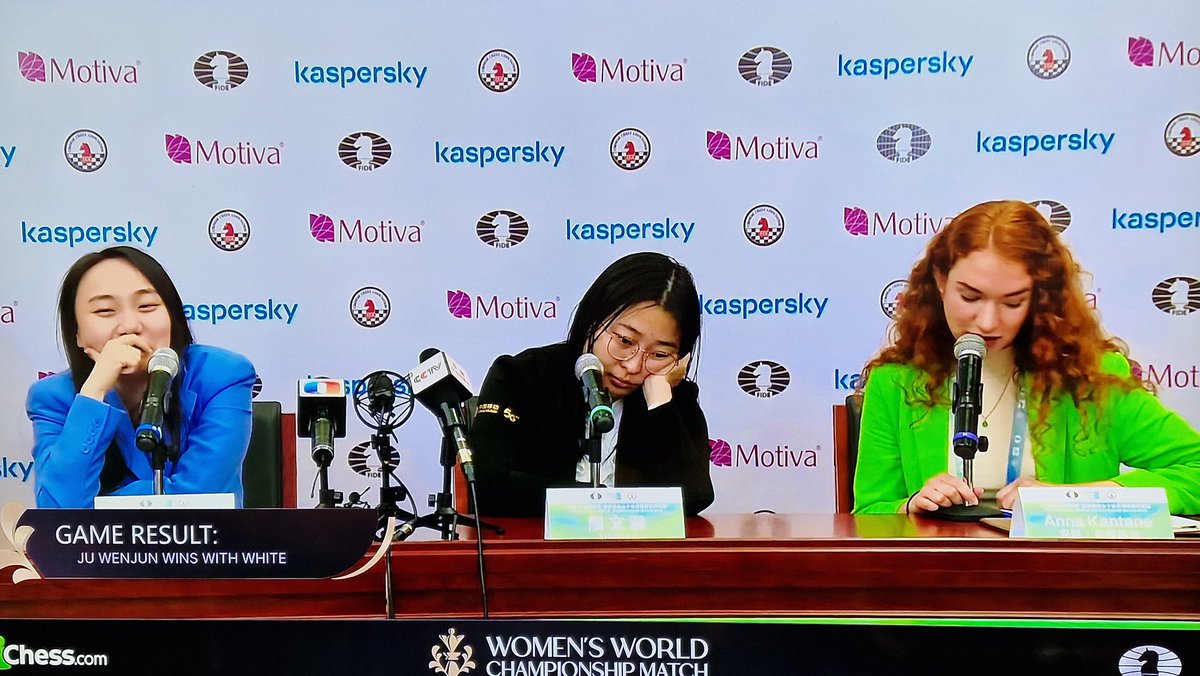 biophilo's tweet photo. Guess who just won the women's chess world championship? #fwcc #chess #JuWenjun #LeiTingjie https://t.co/jOBzANQSXY