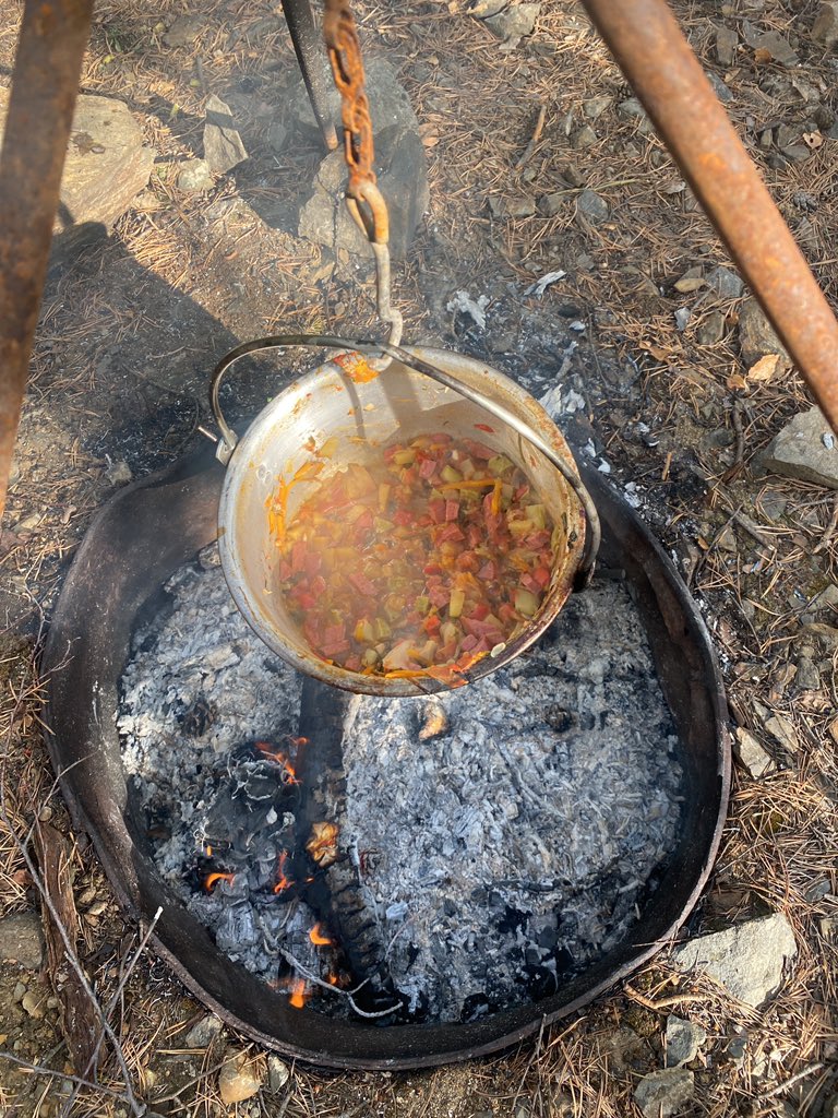 Рагу на костре в подлеске на бард фестивале особенно вкусно