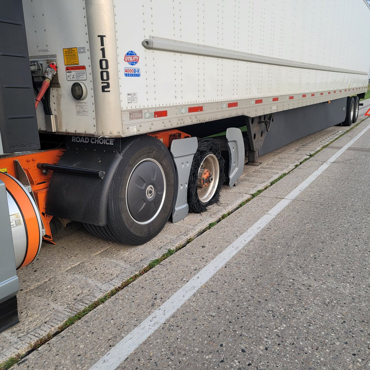 hellbenthagen's tweet photo. I started to hear a little woop-woop noise and I turned the radio down just in time to hear it go. I told a guy yesterday I've driven wide singles for 10 years and I've never had a blow out on the road. My streak has ended. 🤣 #NotMyWeek https://t.co/9QTFKUhgcb