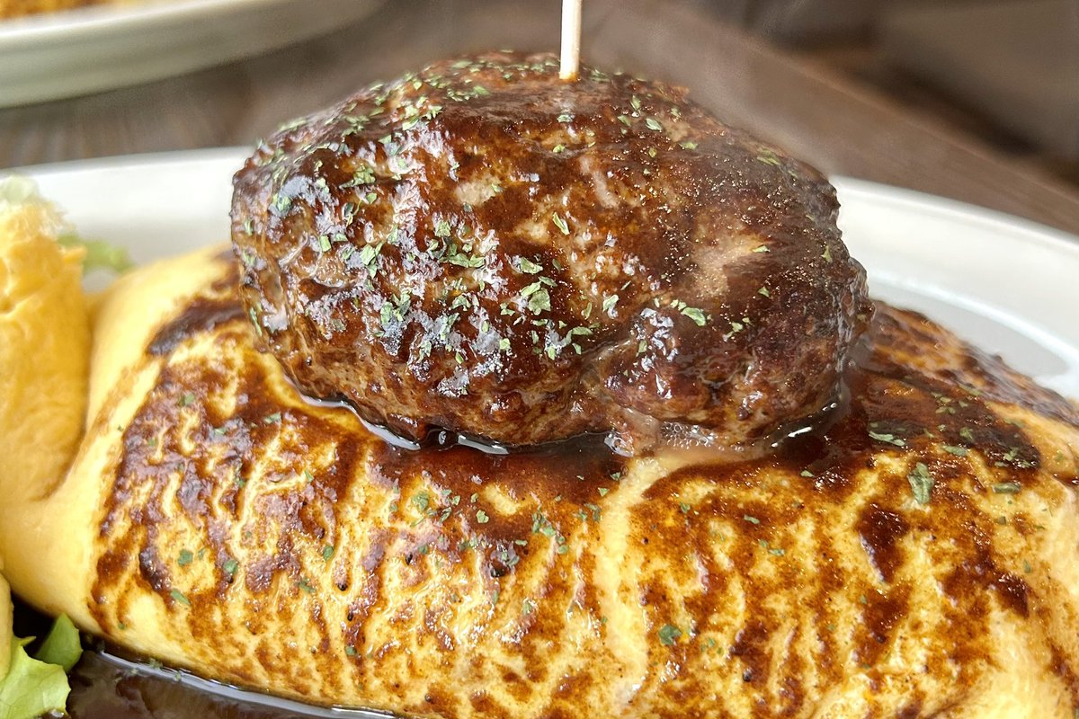 gourmet_nagoya's tweet photo. 上前津駅近くにある『カフェ&amp;キッチン リボーン』の特製オムバーグが絶品！

フワフワトロトロ感がたまらないオムライスに粗挽きハンバーグを盛りつけた贅沢な名物

ハンバーグは国産牛を使ったジューシーな旨み・ゴツゴツ食感がクセになりコクのあるデミグラスソースとの組み合わせも抜群です！ https://t.co/YTO21cL08s