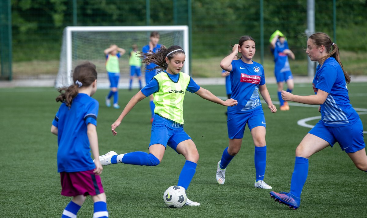glossopfootball's tweet photo. It was amazing to welcome @Lionesses 🏴󠁧󠁢󠁥󠁮󠁧󠁿 record⚽️ @ellsbells89 to @GSThePlace to celebrate the funding provided by @TNLUK in @EnglandFootball initiatives such as #SquadGirls and #Wildcats!

The girls had a great time 🔵⚪️⚽️

📸 Ian Hodgson 

Full story 👇
https://t.co/hUTovU20Hp https://t.co/KEGGzccUAT