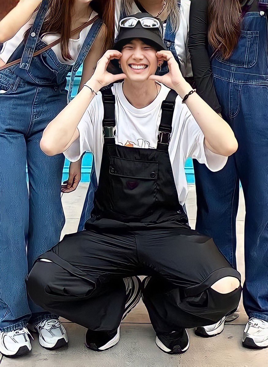 นี่ชอบบิวเวอร์ชั่นนี้สุดๆ บิวที่โตขึ้น มีสติขึ้น นิ่งขึ้น บิวที่กล้าเผชิญกับปัญหา บิวที่กล้ายอมรับกับสิ่งที่เกิดขึ้น บิวที่จริงใจกับฟคมากขึ้น บิวที่กล้าพูด กล้าบอก กล้าเตือนกับฟค บิวที่บอกว่าจะเป็นคนที่ดีขึ้น เราว่าเราสัมผัสมันได้นะ💙🌻

<a href="/JakeB4rever/">BIU.</a>