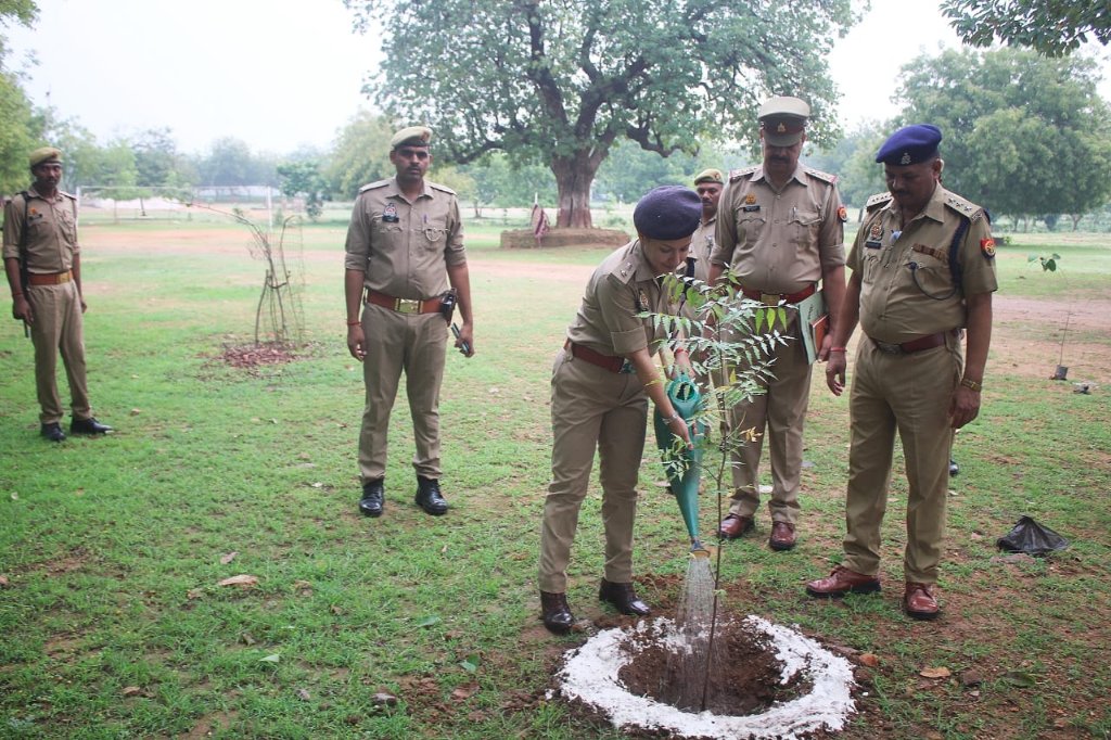 VrindaShukla_'s tweet photo. It's heartening to see the massive thrust given by the Hon'ble CM to increasing UP 's green cover roping in all Govt. Departments in the 'वृक्षारोपण महाअभियान.' @chitrakootpol has planted over 3000 trees in the last few days at all our establishments! 
अशक्यं प्रकृतेः ऋते जीवनम्| https://t.co/mljNiCY59X