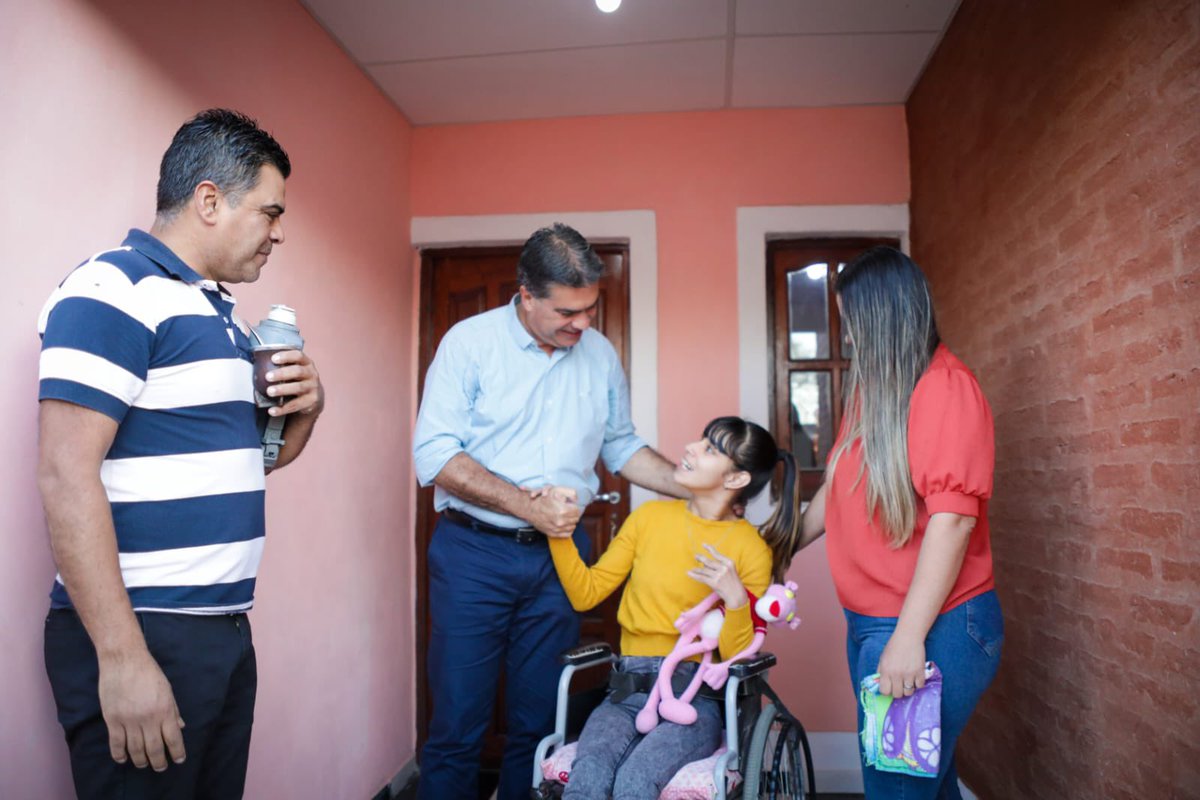 jmcapitanich's tweet photo. 🌞Comenzamos el sábado bien temprano compartiendo la alegría de 10 familias que reciben la llave de su casa propia en el barrio Malvinas Argentinas 2 de Fontana🏡 https://t.co/dnbfER3n1c