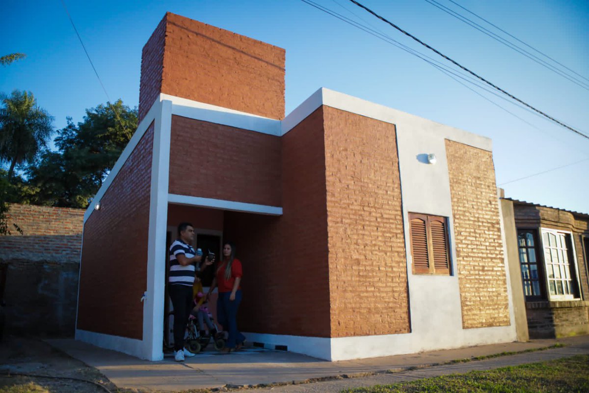 jmcapitanich's tweet photo. 🌞Comenzamos el sábado bien temprano compartiendo la alegría de 10 familias que reciben la llave de su casa propia en el barrio Malvinas Argentinas 2 de Fontana🏡 https://t.co/dnbfER3n1c