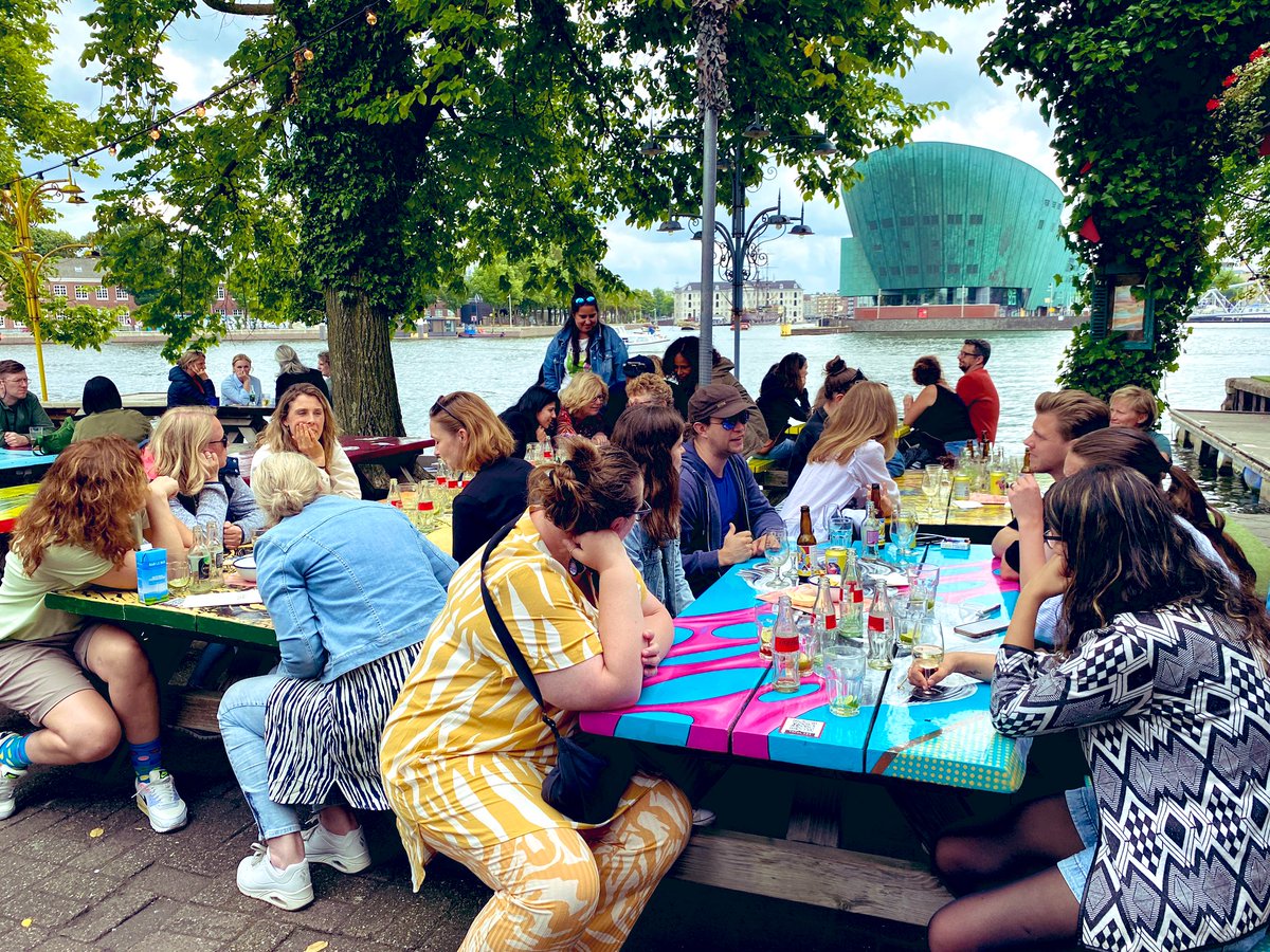Het team van de <a href="/VanHouteschool/">Van Houteschool</a> heeft het schooljaar afgesloten met een lekkere lunch, een relaxte boottocht over de grachten van Amsterdam en een speech van de directeur <a href="/deezpuntuit/">Desiree Middelkoop</a> Nu lekker #vakantie ☀️ Tot  4 september allemaal!