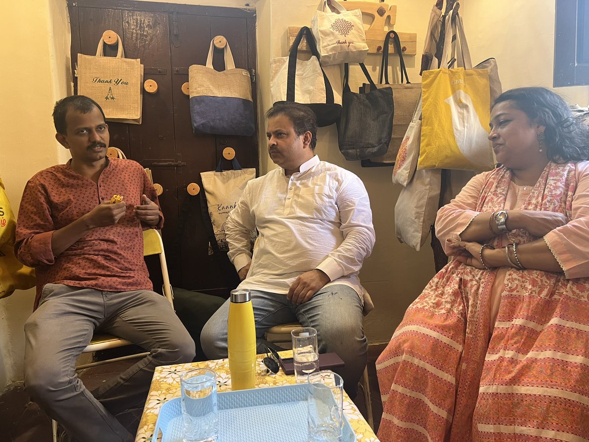 300 ये ज़्यादा गरीब महिलाओं को रोज़गार देने वाले Yellowbag के संस्थापक कृष्णन से उनकी टीम के साथ मुलाक़ात हुई.  @lakshminitya  के साथ अपने वर्कशॉप में उन्होंने अपने प्रयासों और संघर्ष को हमसे साझा किया .