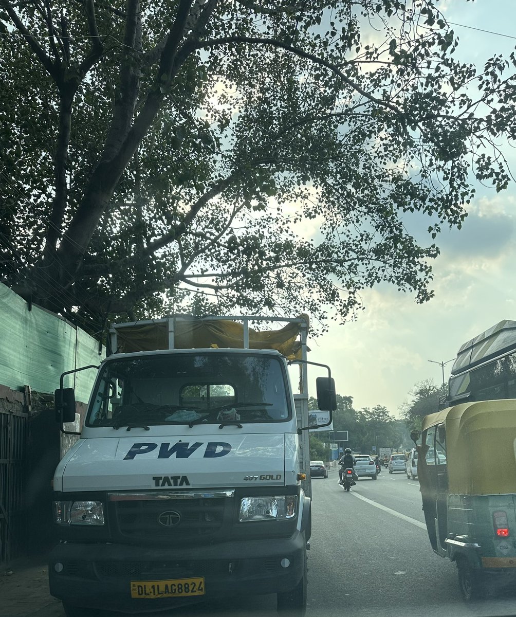 OnlineComplain2's tweet photo. @dtptraffic @cp_delhi @DCPSouthDelhi @dcptrafficouter 

Loaded commercial vehicle DL1LAG8824
being driven and parked on wrong side of carriageway in front of PWD office next to IGL stn./Hotel Hyatt situated at Ring Road (towards Dhaula Kuan) south delhi at 1701 Hrs ,23 July 2023. https://t.co/hHFr88HCmc