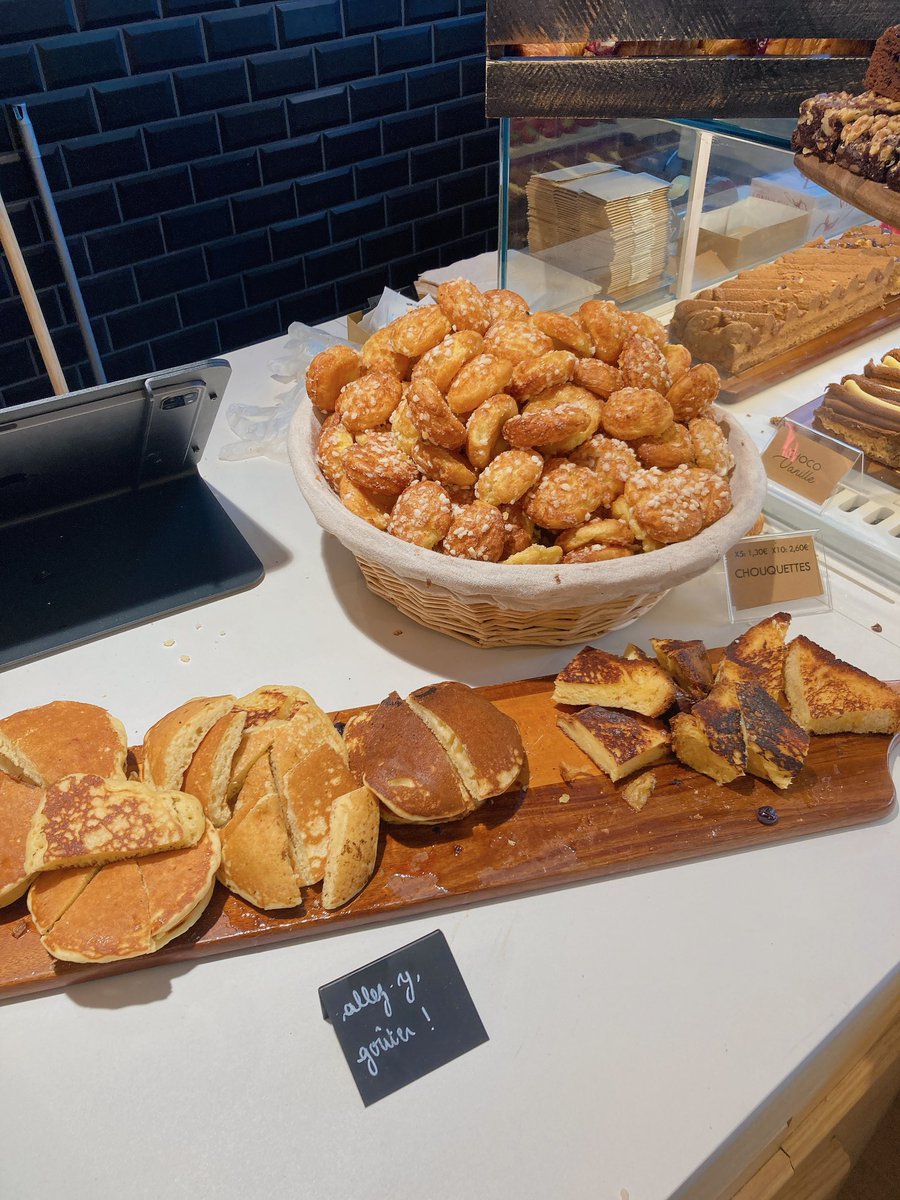 電車を待つ間、リールの街中で見つけたブーランジェリーカフェMamatte Boulangerie Café Lille。
ここのパン屋、ご自由にお取りくださいのパンとケーキの種類と量が多過ぎて「ここはフランス‥？」と思うほどでした。
赤で囲ったシュケット5個1.3€が購入した分、あとのものは全部無料でいただいた分🥐