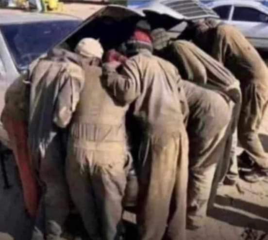 UnwamMichael's tweet image. When Dem gather for your car 🚗 like this, and Dem come be Yoruba mechanics, you come mistake ask Dem what's wrong with your car, 

🗣️You come de hear aaahhhh aaahhhh OGA aaahhh 🙆. Hmmm kukuma go buy bicycle 🚲 o . Your car 🚗 is gone 😂

#Davido 
#trinityguy 
#yorobamuslims