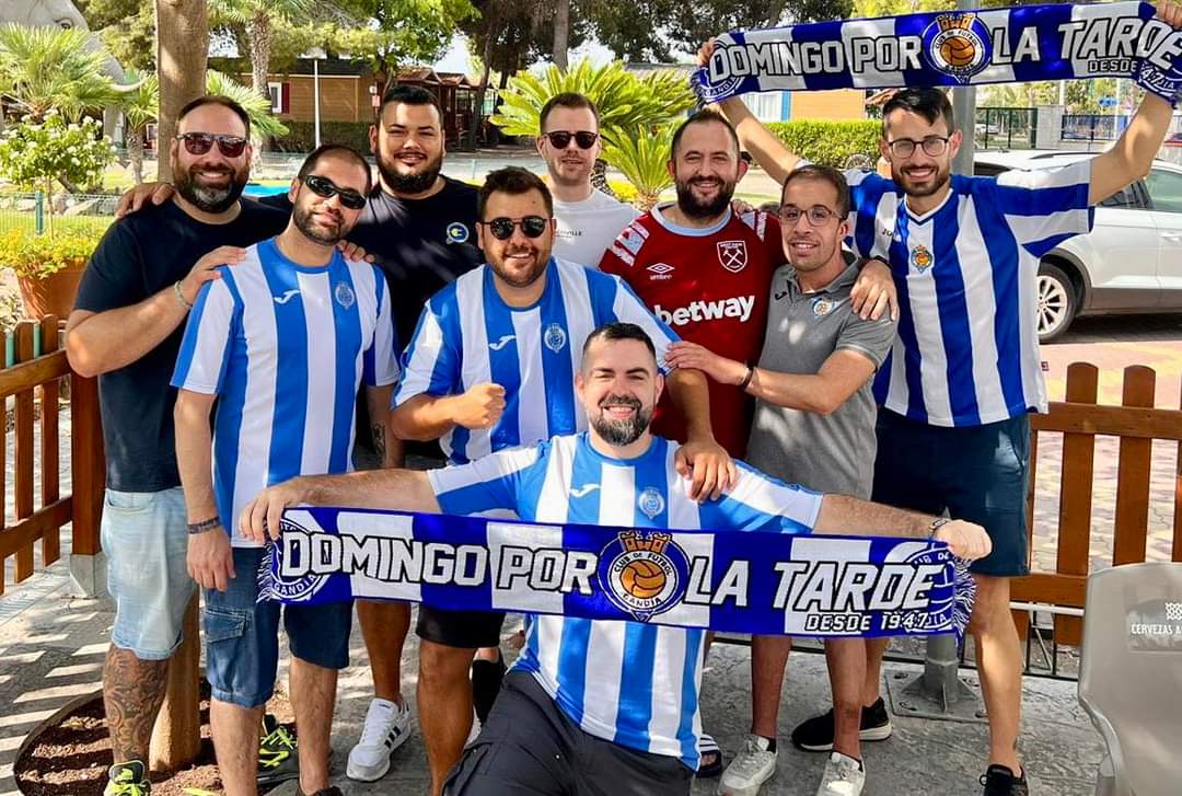 tertuliongandia's tweet photo. 🚨 La afición responde a 𝑪𝒂𝒓𝒅𝒐𝒏𝒂: 

“Que si nos interesa 𝑪𝑭 𝑮𝒂𝒏𝒅í𝒂⁉️ es nuestra pasión, nuestros domingos por la tarde. Vamos a volver más fuertes Cardona!!”

👉🏻 Se está forjando una nueva peña y quieren a Cardona de socio de honor 😅

#eltertuliongandia #cfgandia https://t.co/s5CNqr6IQE