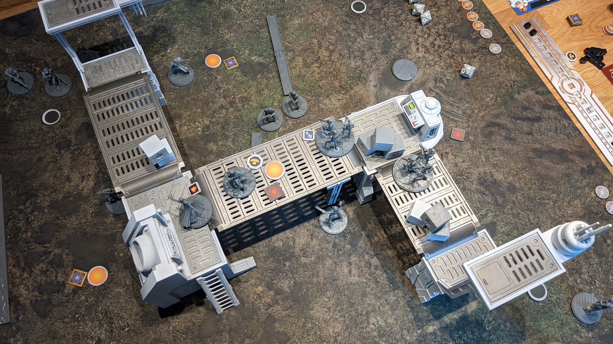 Und nun mit den Kindern #StarWarsShatterpoint, inkl. Freunden. Mal sehen, ob das auch so wie #MarvelUnited im Freundeskreis der Kinder ankommt. Leider sind die Figuren noch unangemalt, kümmere mich erst einmal um die Gebäude. #StarWars #Marvel #Brettspiele