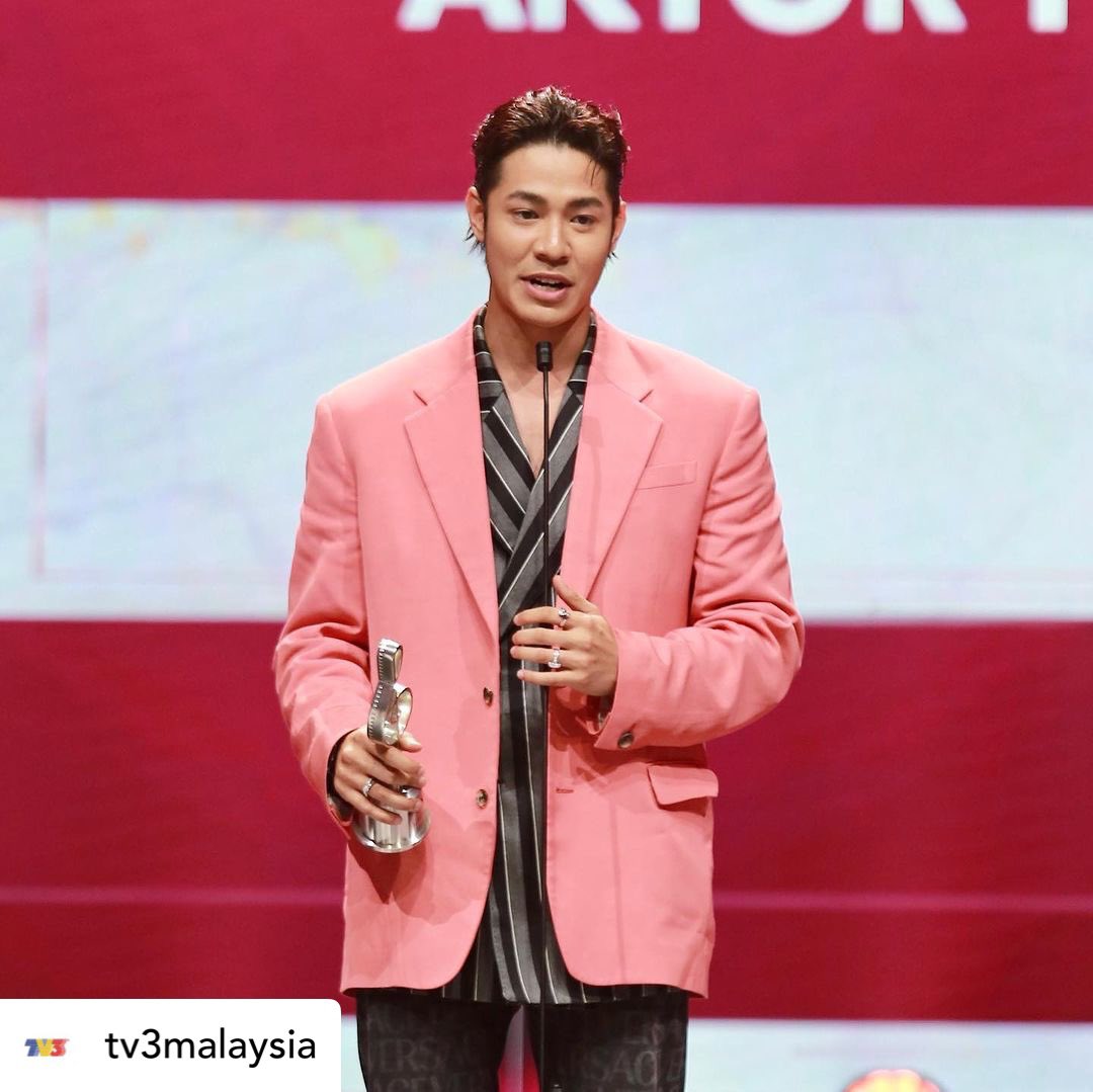 ViuMalaysia's tweet photo. tak kisah la Adi’ atau ‘Firdaus’, we are proud of your work! 😜😍Congratulations @meerqeen sebagai Aktor TV Popular #ABPBH35 !

p/s : Malam minggu dah free tak buat apa, Jom layan binge watch Viu Original #NenekBongkokTiga 

🎬 @tv3malaysia https://t.co/wwolymuHij