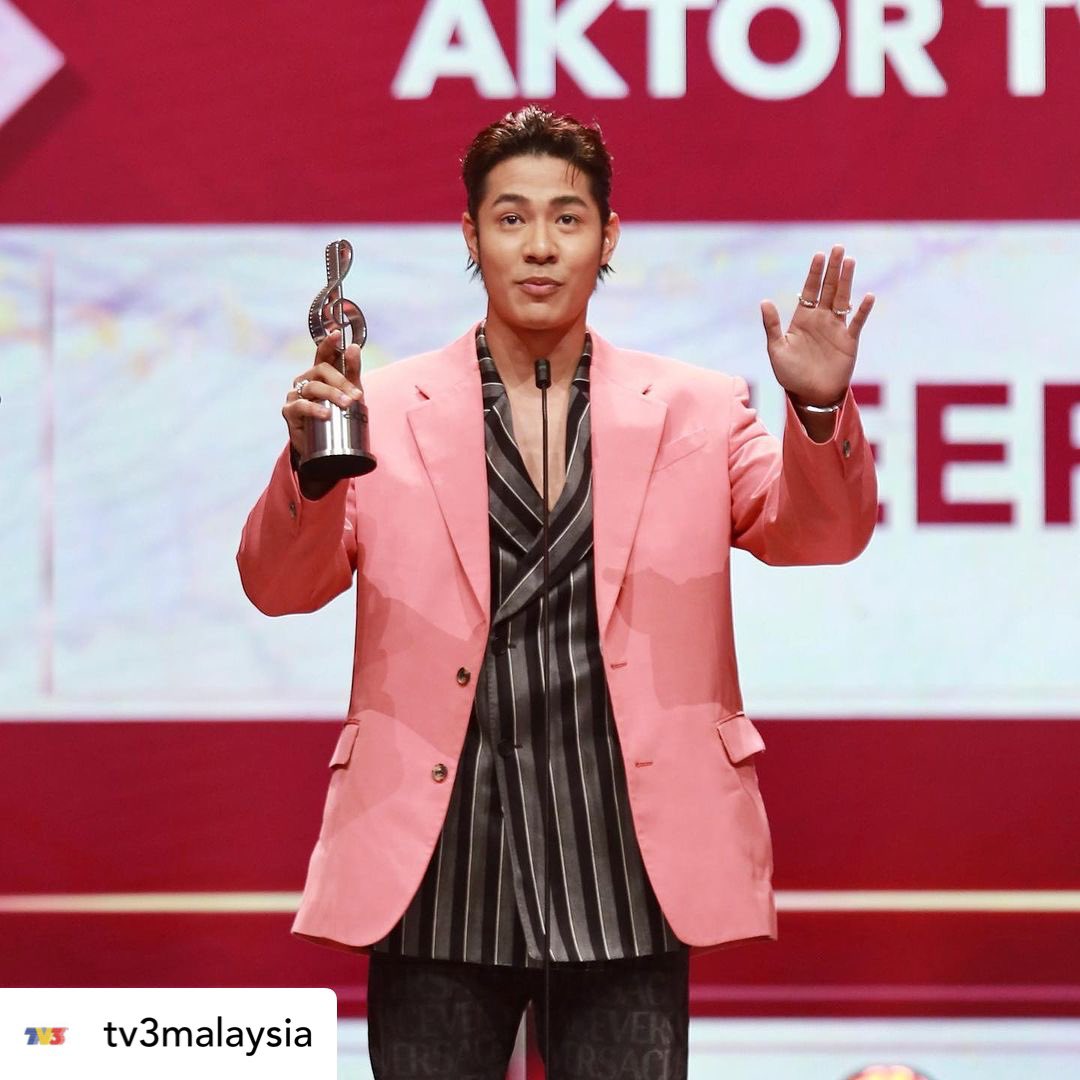 ViuMalaysia's tweet photo. tak kisah la Adi’ atau ‘Firdaus’, we are proud of your work! 😜😍Congratulations @meerqeen sebagai Aktor TV Popular #ABPBH35 !

p/s : Malam minggu dah free tak buat apa, Jom layan binge watch Viu Original #NenekBongkokTiga 

🎬 @tv3malaysia https://t.co/wwolymuHij