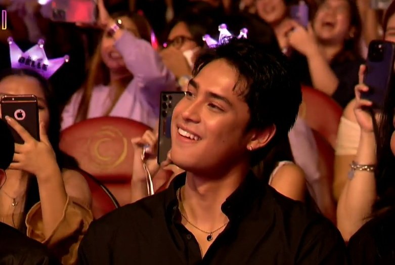 "...tas ikaw yung magpeperform, ako yung nasa gitna" - Donny to Belle 

IIYAK NA LANG AKO

BELLE IS BELOVED

#BelleBelovedConcert
#BelleMariano #DonBelle